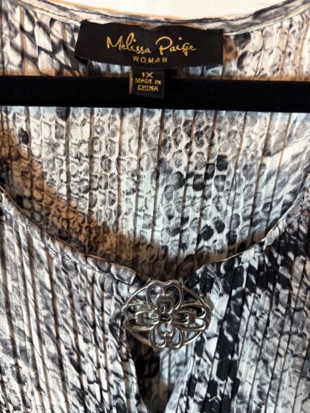 Boho Snake Print Pleated Tunic Blouse Bell Sleeve Gray Black 1X Melissa Paige - Picture 4 of 5